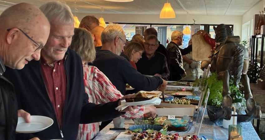 Vælgermøde - kagebord.jpg